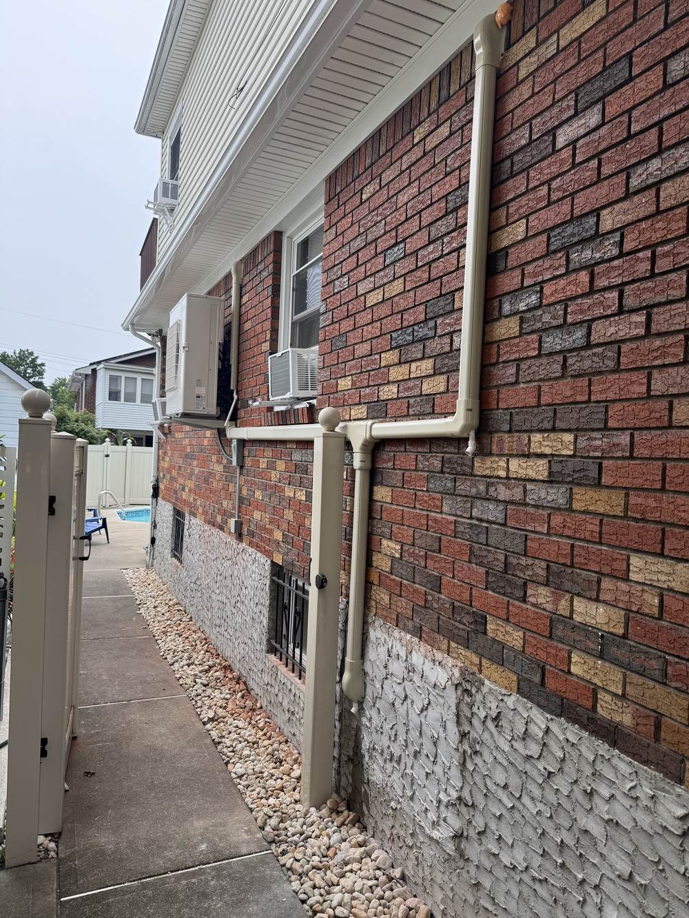 Straight exterior line-hide routed along a brick Brooklyn home